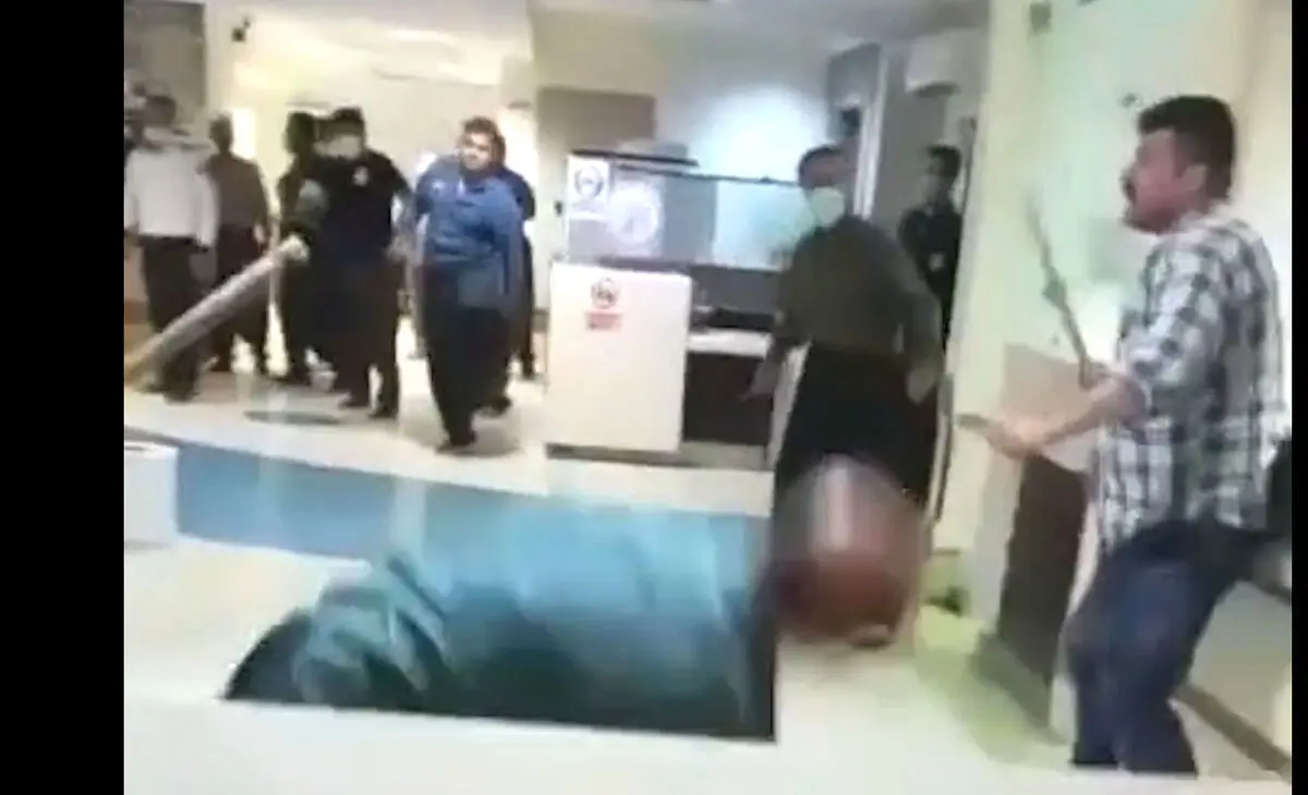 تهران به خون کشیده شد| فیلم قمه کشی وحشتناک در بازار 