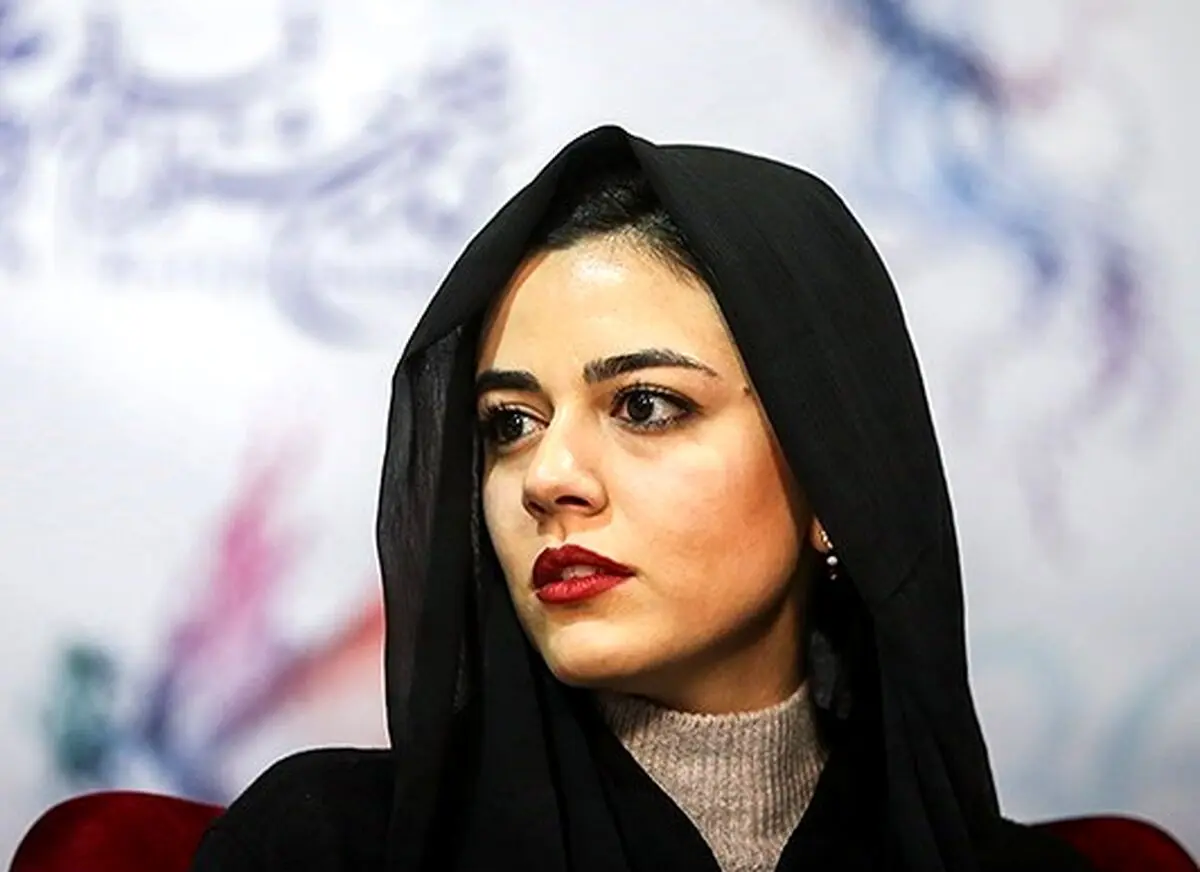 تیپ جذاب ماهور الوند در اکران فیلم جدیدش| خنده های دلبرانه ماهور الوند مقابل عکاسان