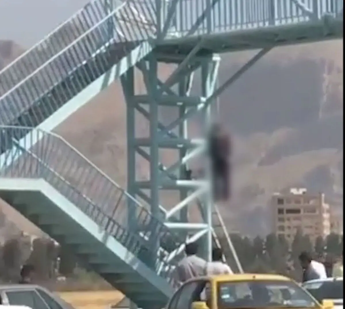 خودکشی دختر جوان اتوبان معروف تهران را بست+ فیلم