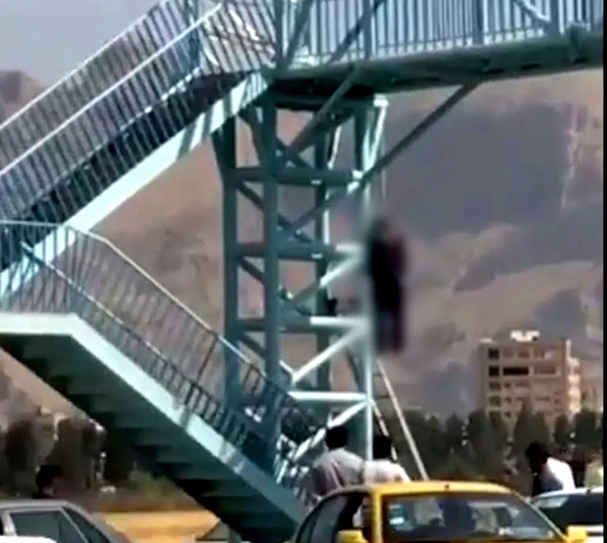 خودکشی پسر جوان از پل شهر را تعطیل کرد 