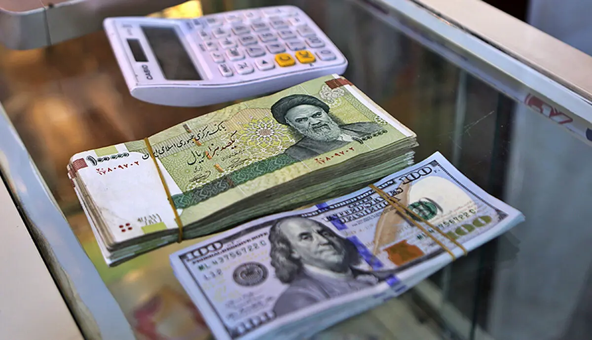 چرا مردم برای خرید دلار صف کشیدند؟